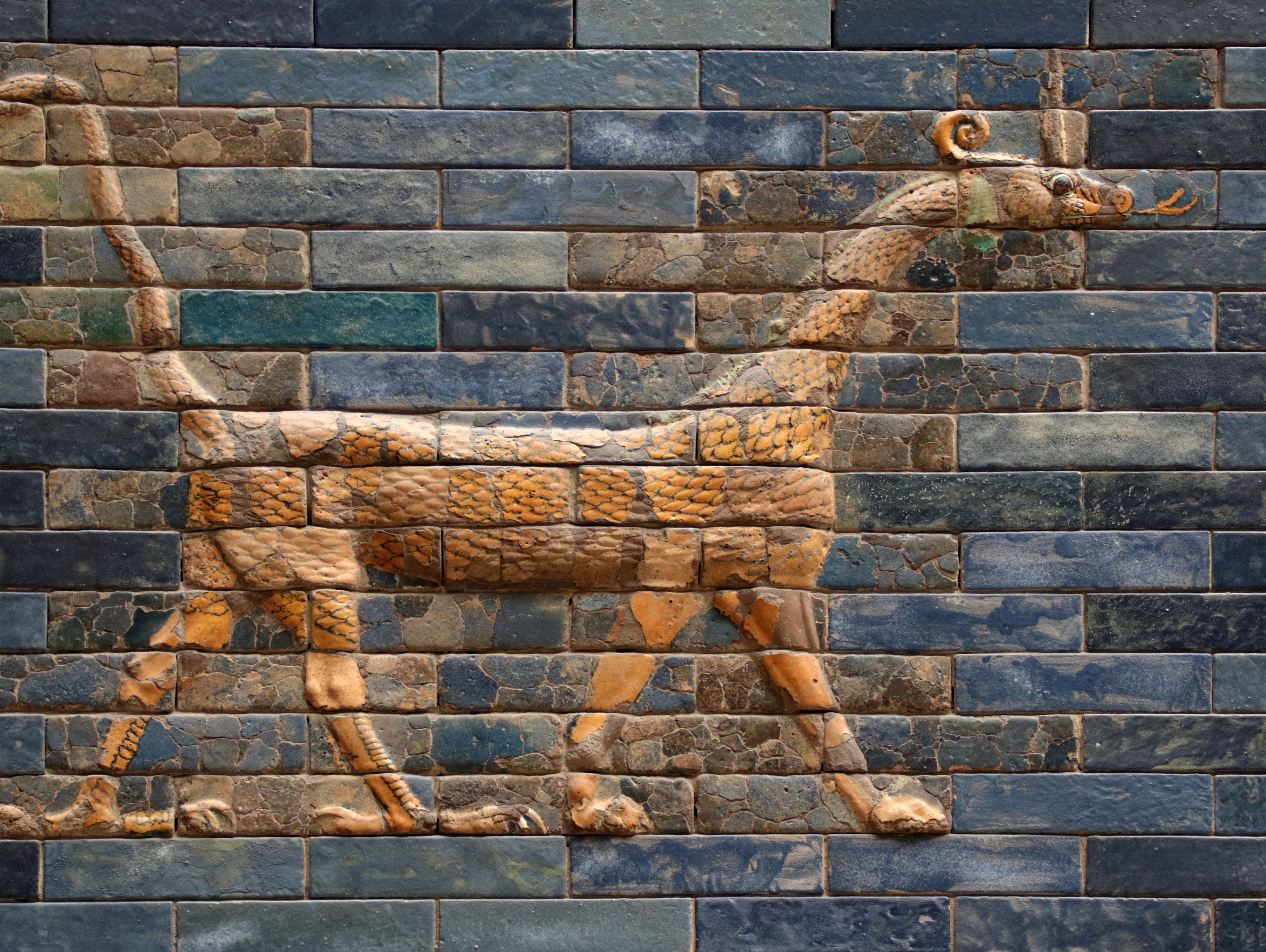 Mushkhusshu,_il_drago-serpente_raffigurato_sulla_porta_di_Ishtar_-_Pergamon_Museum,_Berlin